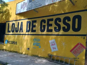 pintura-parede-fachada-loja-de-gesso-aumentar-visibilidade