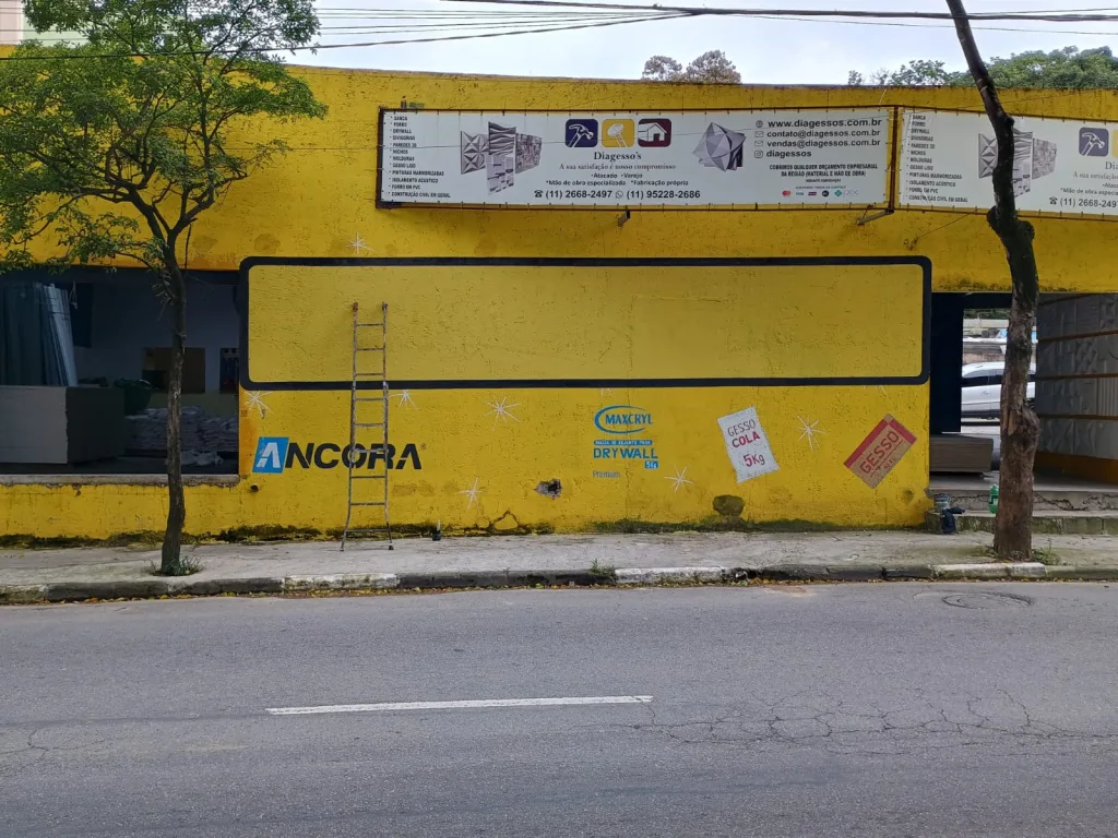 pintura-parede-fachada-loja-de-gesso-aumentar-visibilidade-contorno
