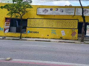 pintura-parede-fachada-loja-de-gesso-aumentar-visibilidade-contorno-letras