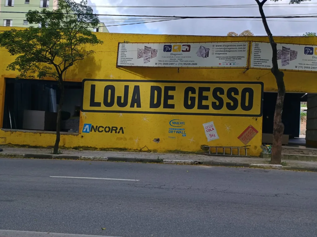 pintura-parede-fachada-loja-de-gesso-aumentar-visibilidade-vista-frente